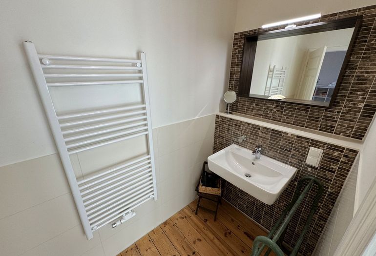 Badezimmer mit Waschbecken