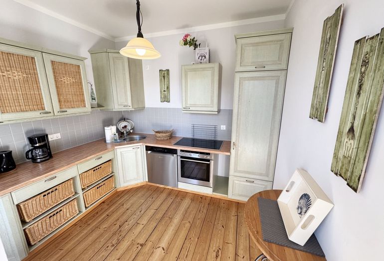 Küchenzeile mit diversen Küchenutensilien