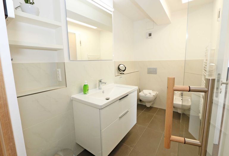 Badezimmer mit Waschbecken Badezimmer mit Waschbecken