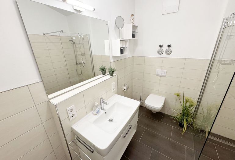 innenliegendes Badezimmer mit WC und Waschbecken