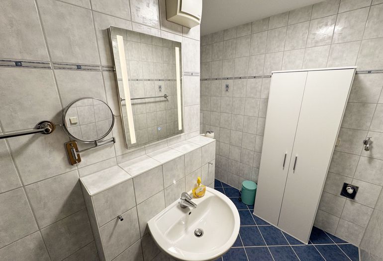 Badezimmer mit Dusche