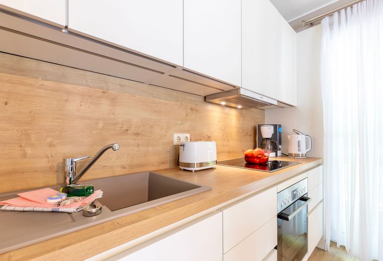 Küchenzeile mit Backofen