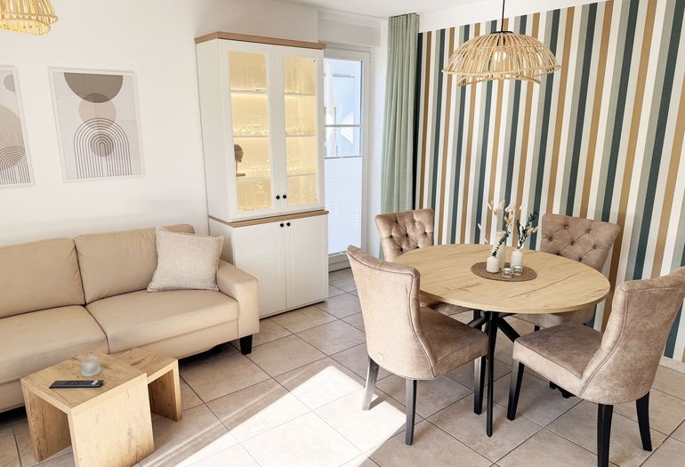 Wohn-und Essbereich mit beleuchteter Vitrine