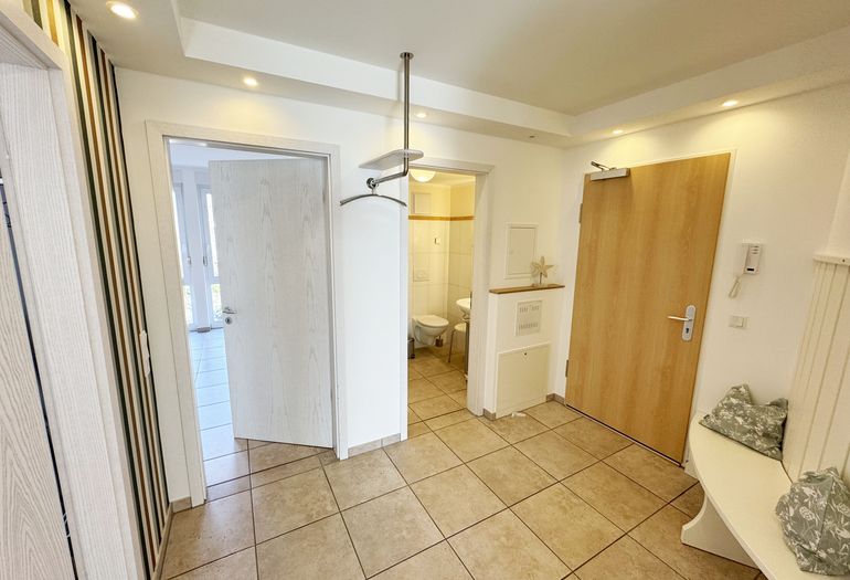 Eingangsbereich mit Garderobe und Sitzbank Eingangsbereich mit Garderobe und Sitzbank