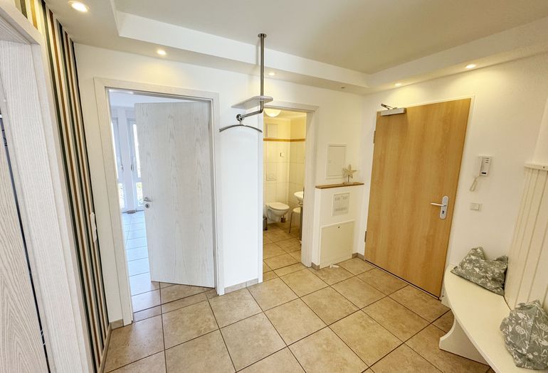 Eingangsbereich mit Garderobe und Sitzbank Eingangsbereich mit Garderobe und Sitzbank
