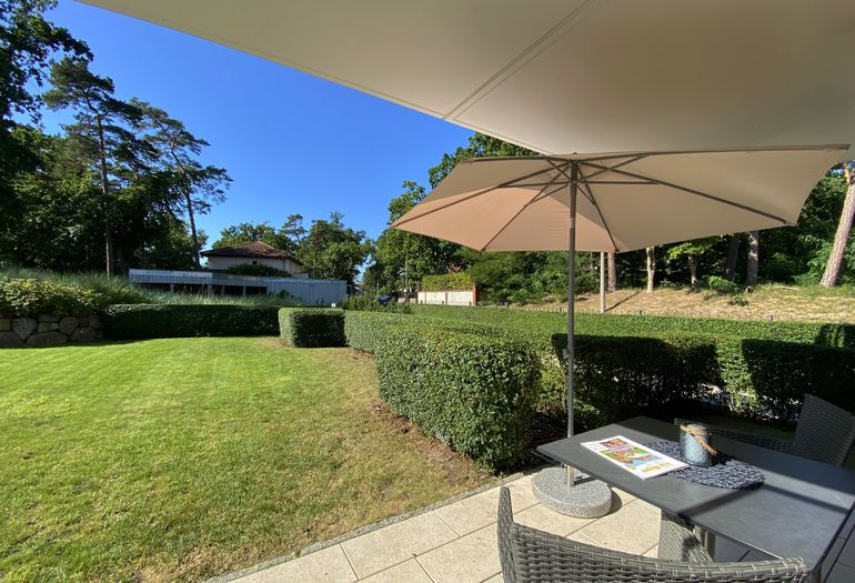 bestuhlte Terrasse mit Sonnenschirm bestuhlte Terrasse mit Sonnenschirm