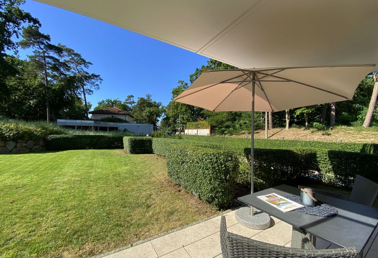 bestuhlte Terrasse mit Sonnenschirm