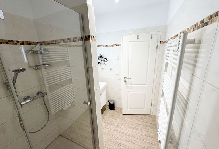 innenliegendes Badezimmer mit Dusche