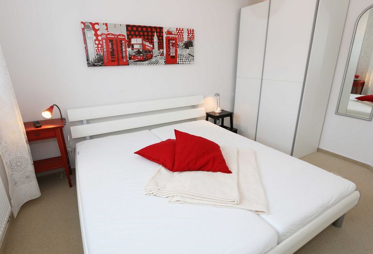 2. Schlafzimmer mit Kleiderschrank 2. Schlafzimmer mit Kleiderschrank