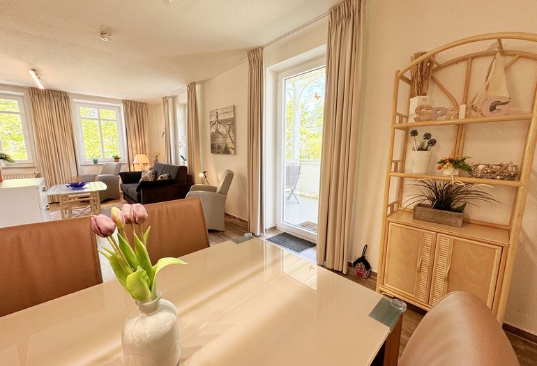 Essplatz mit Blick zum Balkon Essplatz mit Blick zum Balkon