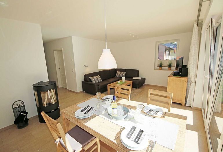 Wohn- und Essbereich mit Kamin