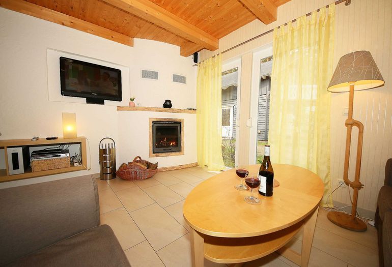 Wohnbereich mit Kamin und TV