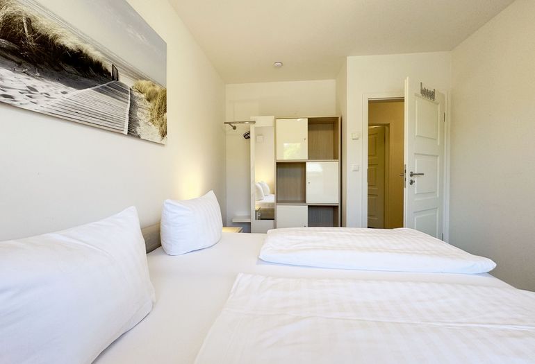 2. Schlafzimmer mit Doppelbett und Kleiderschrank