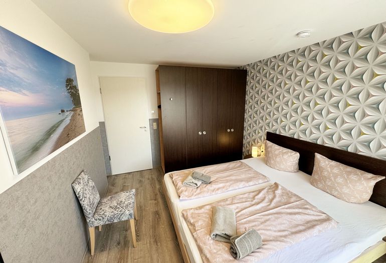 Schlafbereich mit Doppelbett