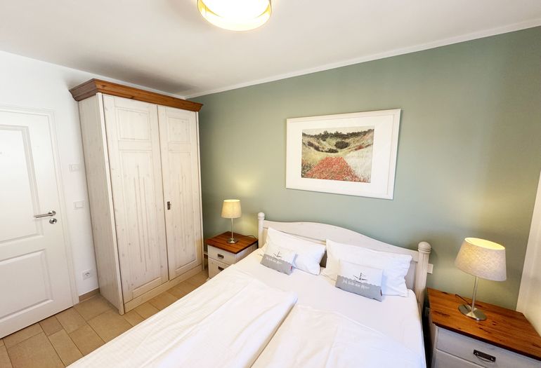kleines Schlafzimmer mit Doppelbett