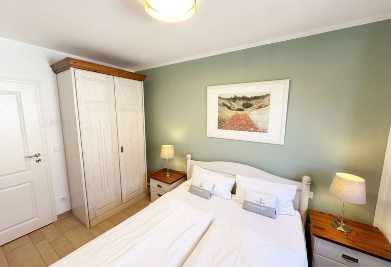 kleines Schlafzimmer mit Doppelbett