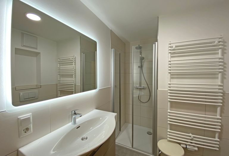 Badezimmer mit Dusche