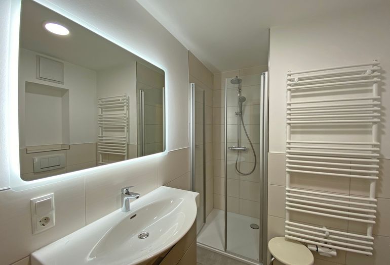 Badezimmer mit Dusche