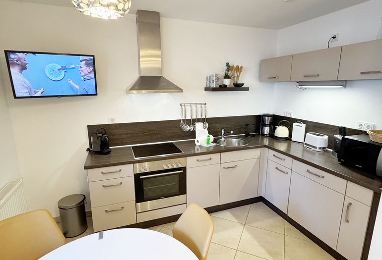 Küchenzeile mit modernen Küchengeräten