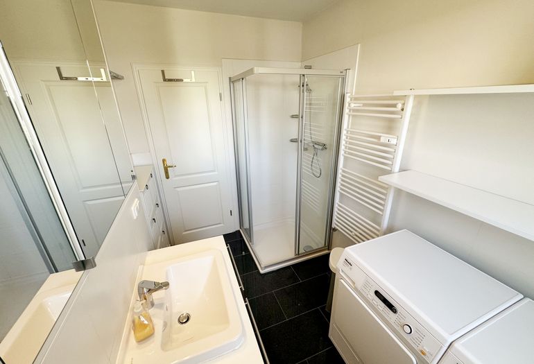 Badezimmer mit Waschmaschine & Trockner Badezimmer mit Waschmaschine & Trockner