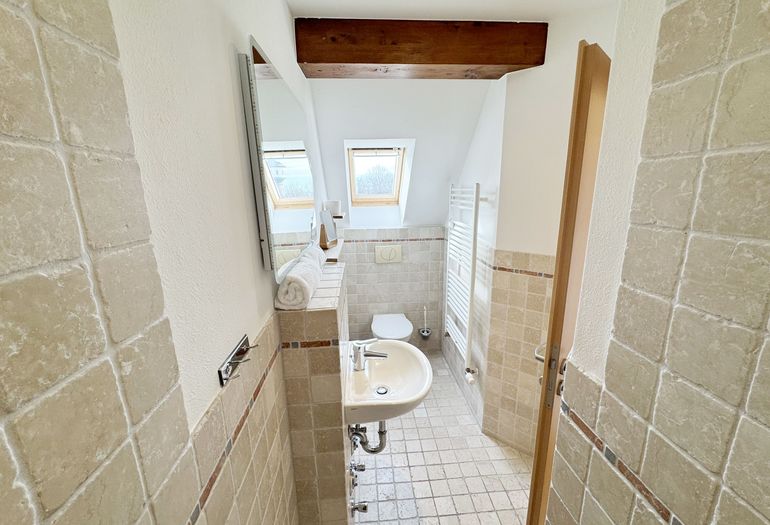 Badezimmer mit Fenster