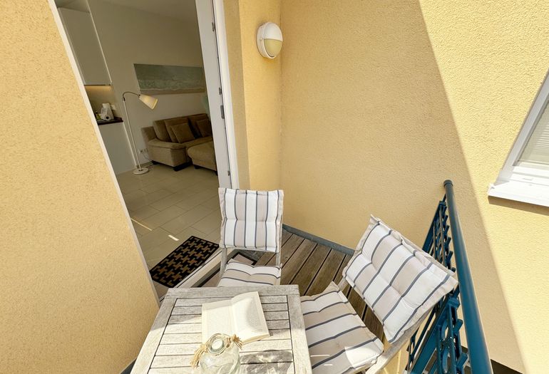 Kurparkresidenz Baabe - Blick in den Wohnbereich vom Balkon aus Kurparkresidenz Baabe - Blick in den Wohnbereich vom Balkon aus