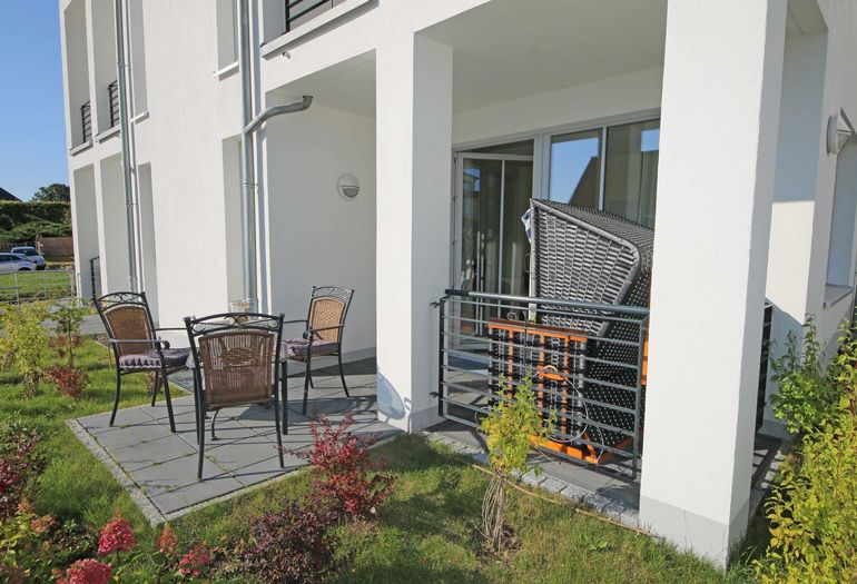 bestuhlte Terrasse mit Blick ins Grüne