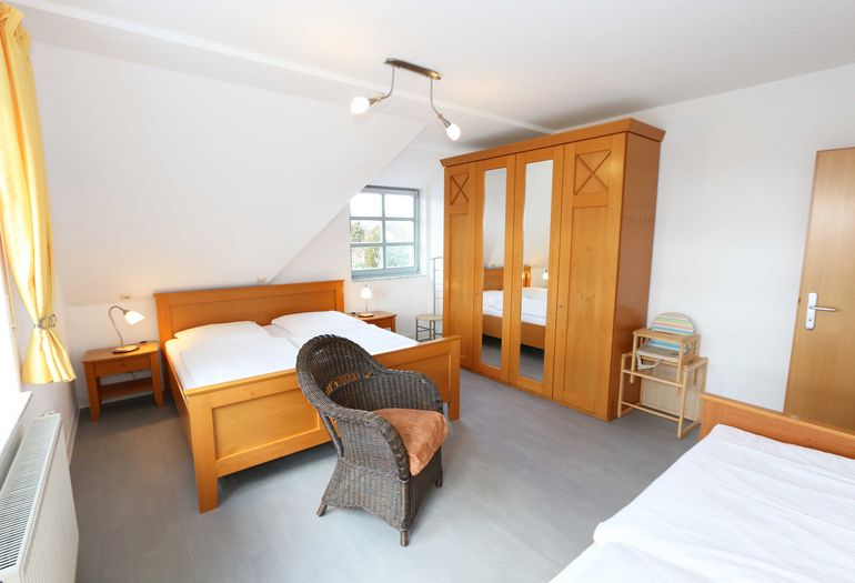 Schlafzimmer mit Kleiderschrank, Einzelbett und Doppelbett