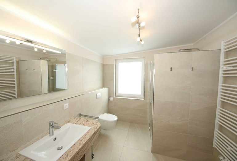 Badezimmer mit Dusche
