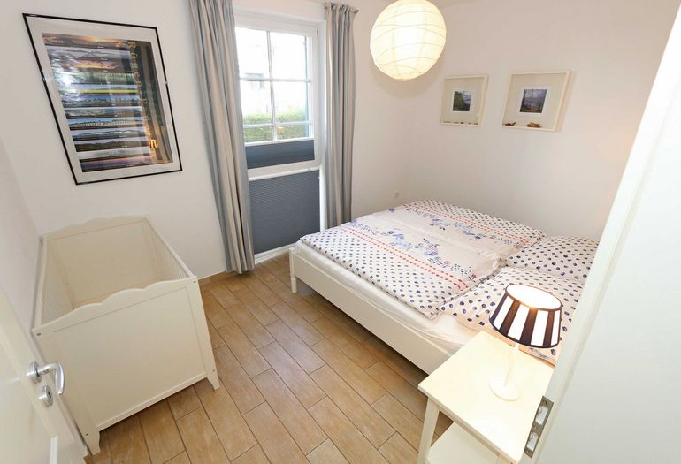 1. Schlafzimmer mit Kinderbett 1. Schlafzimmer mit Kinderbett
