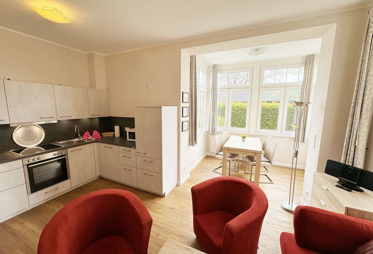 Wohnbereich mit Blick zur Küchenzeile Wohnbereich mit Blick zur Küchenzeile