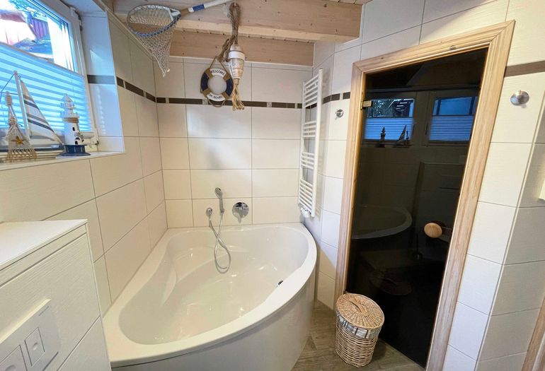 Badezimmer mit Badewanne und Sauna