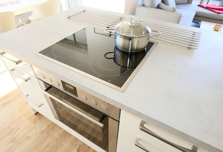 Küchenzeile mit Ceranfeld