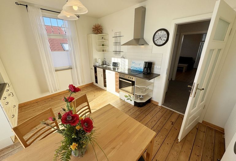 Küchenzeile mit diversen Küchenutensilien Küchenzeile mit diversen Küchenutensilien