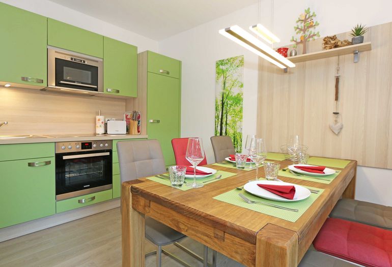 Moderne Küchenzeile mit Esstisch Moderne Küchenzeile mit Esstisch