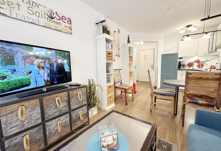 moderner Wohnbereich mit Flachbild-TV