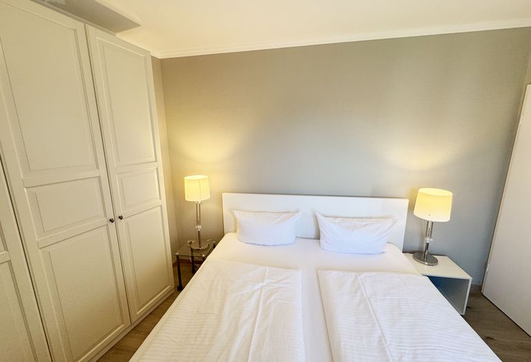 Schlafzimmer mit Doppelbett