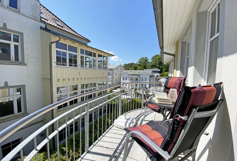bestuhlter Balkon in ruhiger Lage