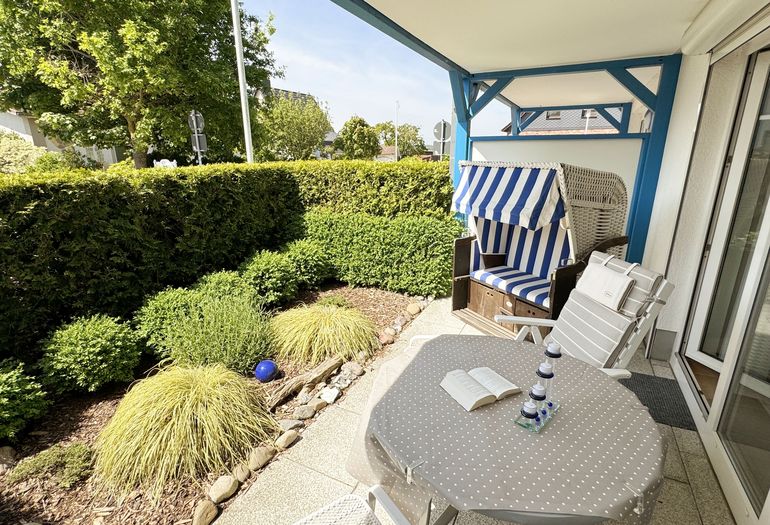 Terrasse mit kleiner Grünfläche Terrasse mit kleiner Grünfläche