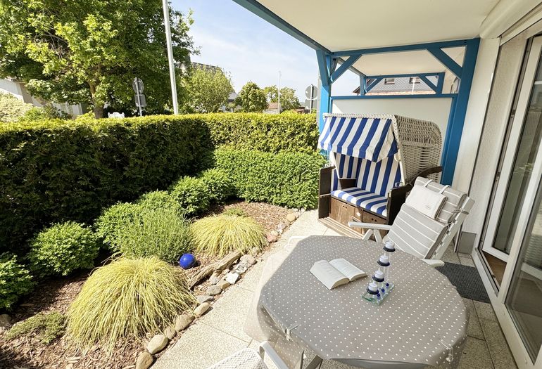 Terrasse mit kleiner Grünfläche Terrasse mit kleiner Grünfläche