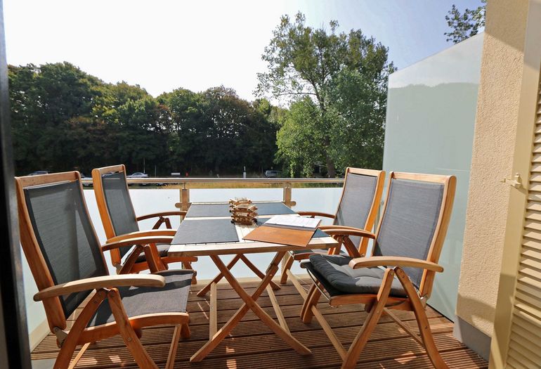 bestuhlter Balkon in ruhiger Lage