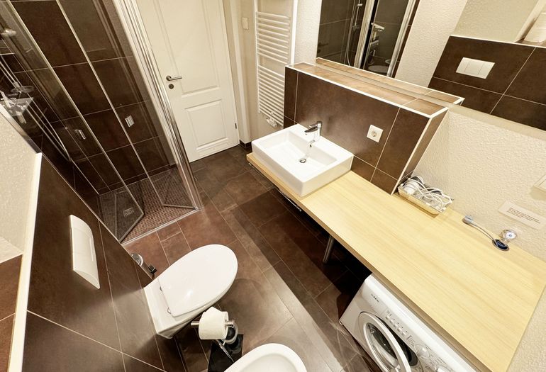 auch eine Waschmaschine ist im Bad