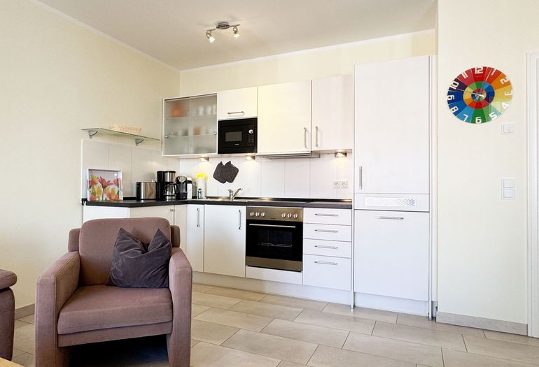 Küchenzeile mit diversen Küchenutensilien