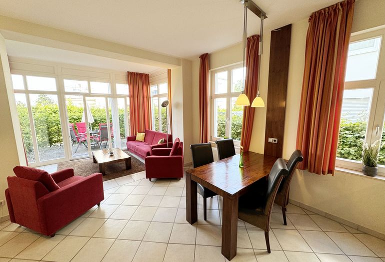 Essplatz mit Blick zur Couchecke Essplatz mit Blick zur Couchecke