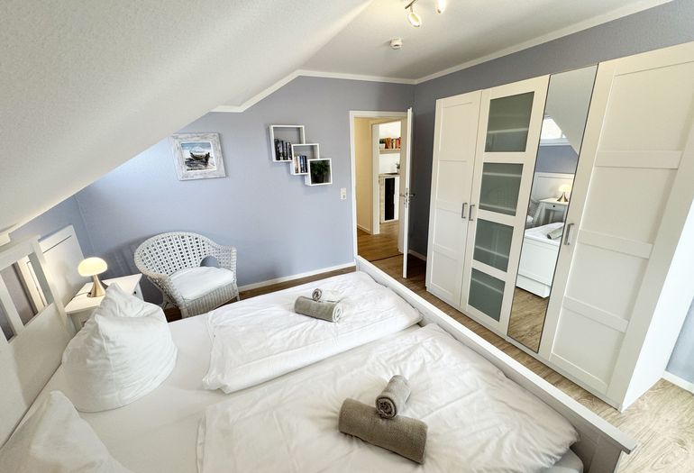 1. Schlafzimmer mit Doppelbett und Kleiderschrank