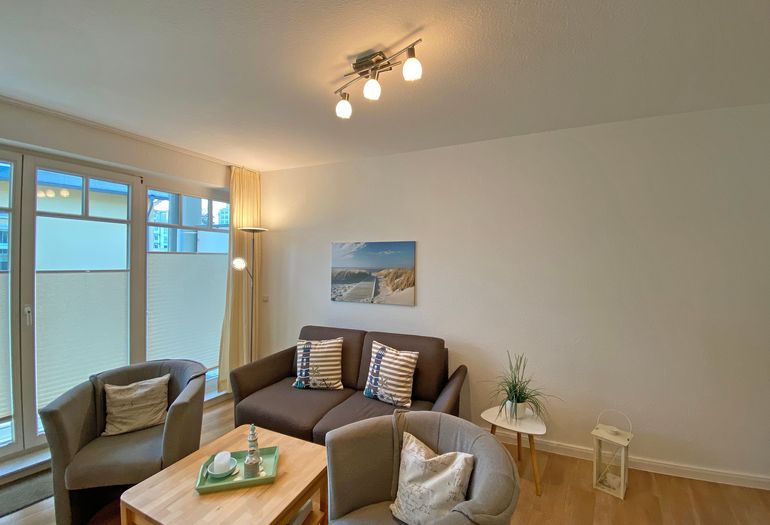 Wohnzimmer mit Couch und Sesseln Wohnzimmer mit Couch und Sesseln