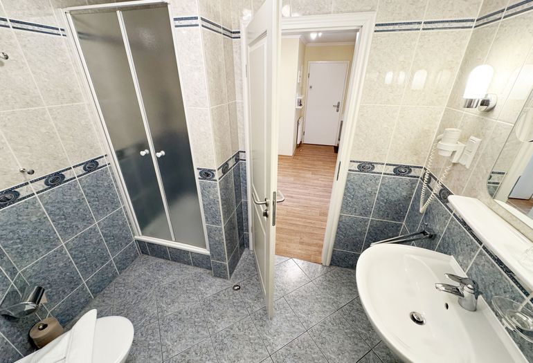 innenliegendes Badezimmer mit Dusche