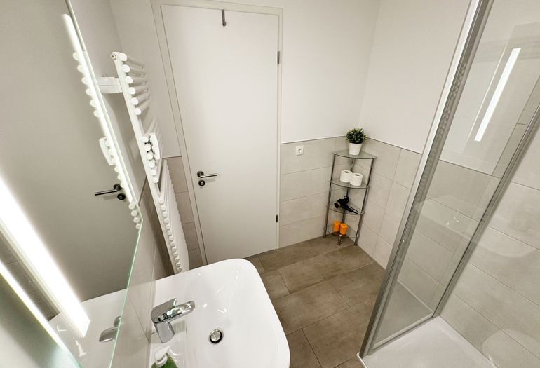 modernes Badezimmer mit ebenerdiger Dusche modernes Badezimmer mit ebenerdiger Dusche