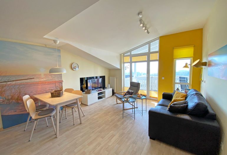 Wohnzimmer mit gemütlicher Couch und Relax Sessel