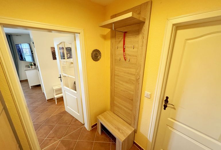 Flurbereich mit Blick in den Wohnbereich